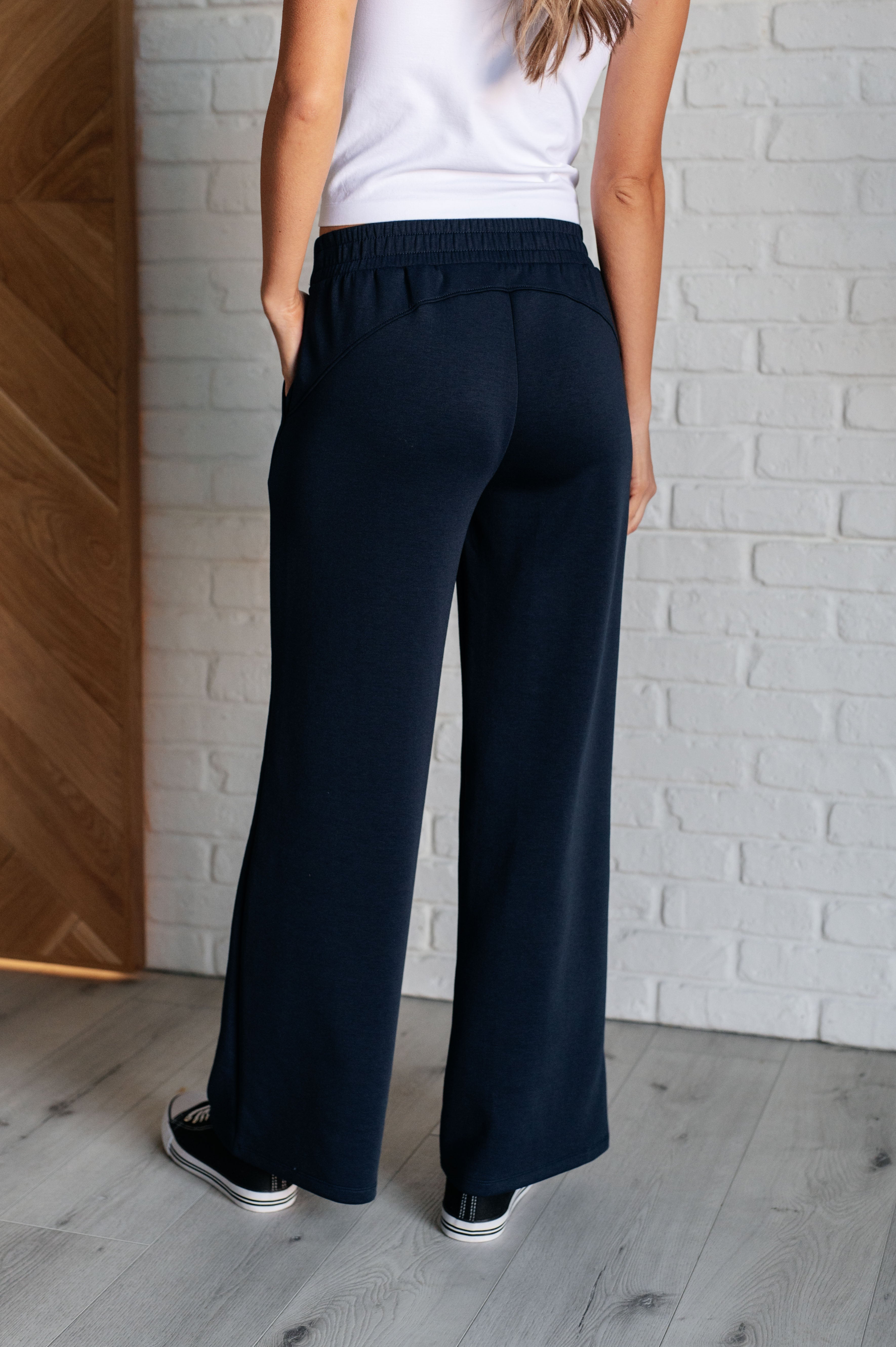 Dear Scarlett Resort & Lounge Travel Wide Leg Crop Pant in  Navy