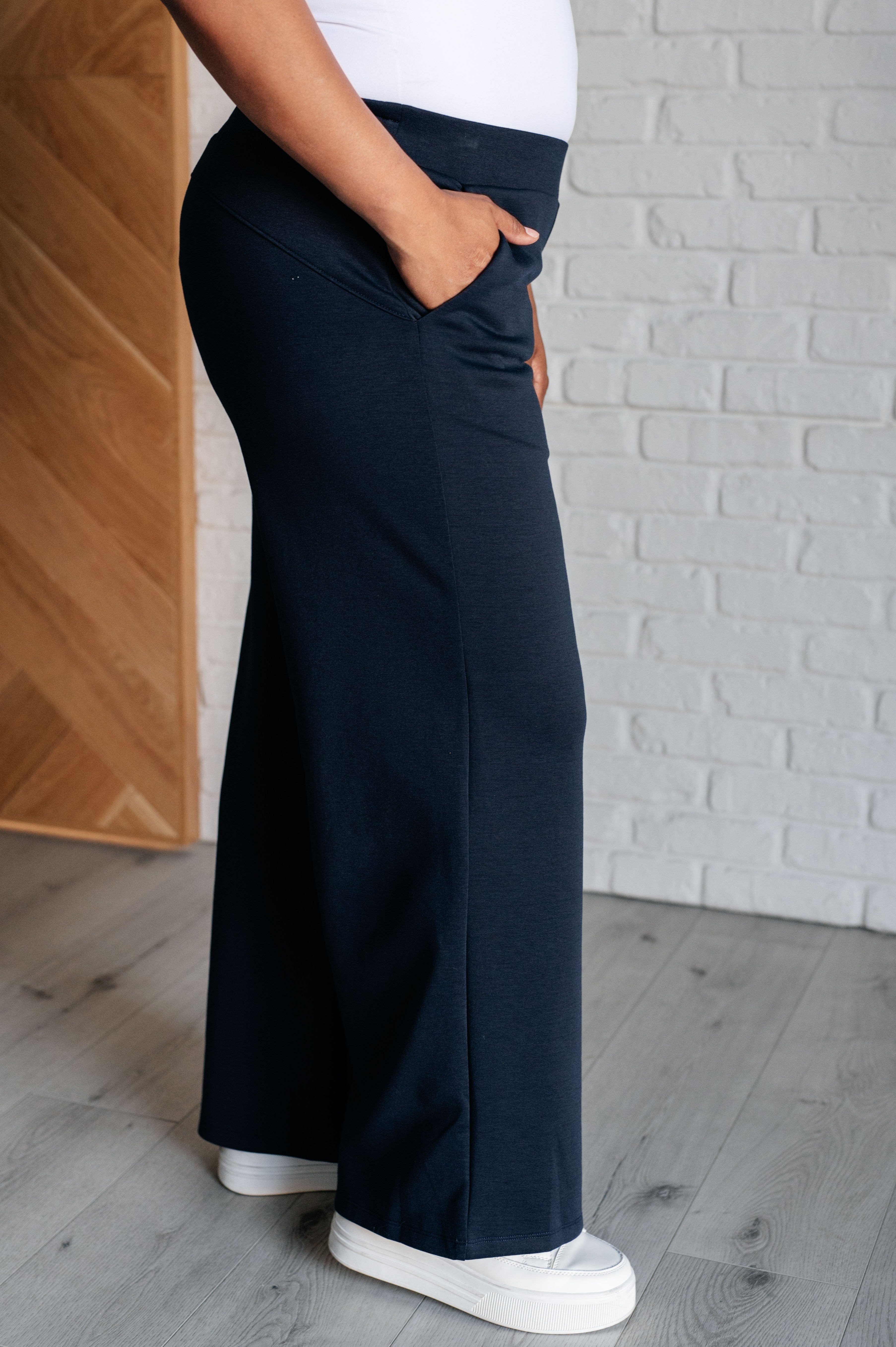 Dear Scarlett Resort & Lounge Travel Wide Leg Crop Pant in  Navy