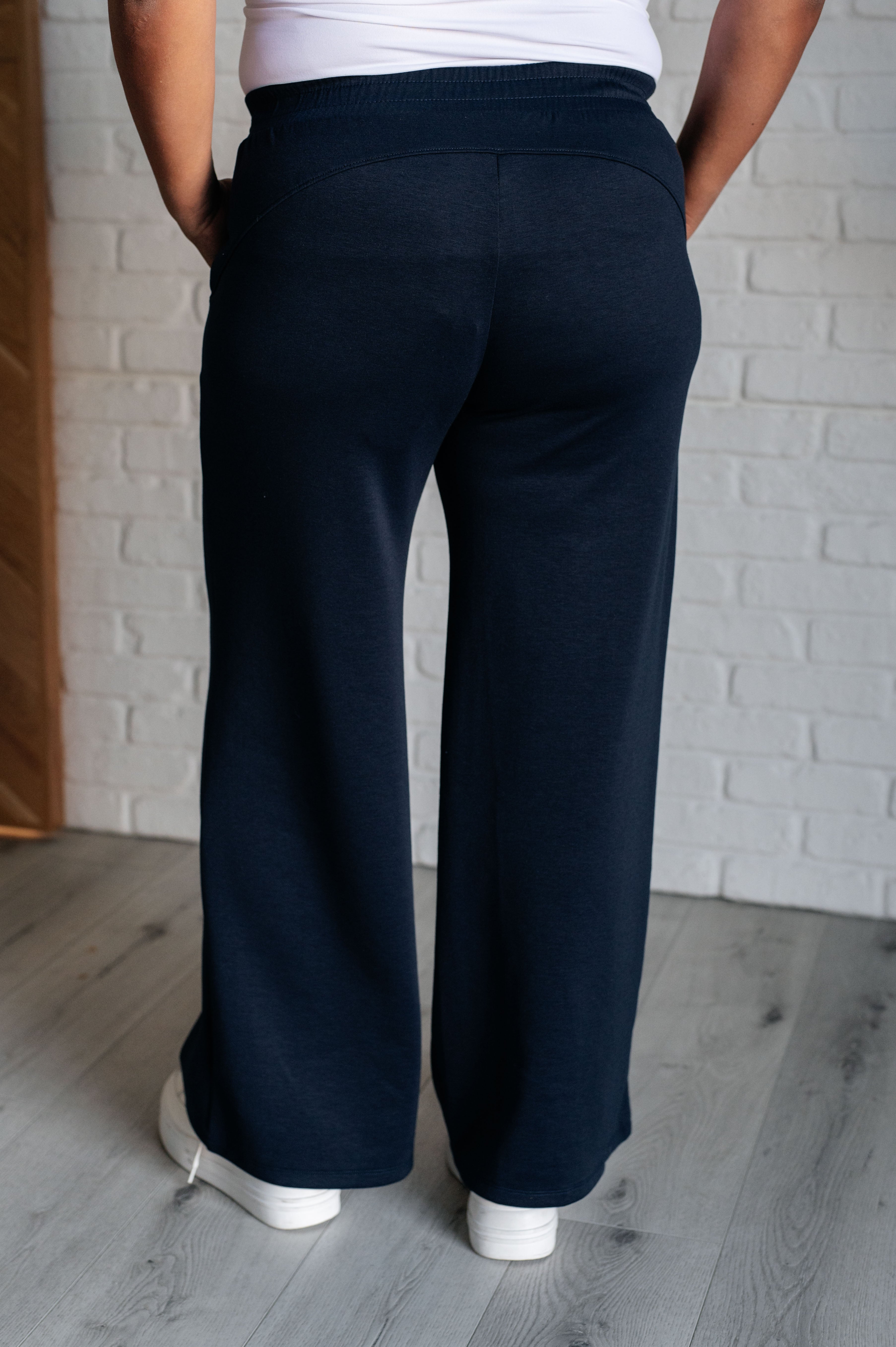 Dear Scarlett Resort & Lounge Travel Wide Leg Crop Pant in  Navy